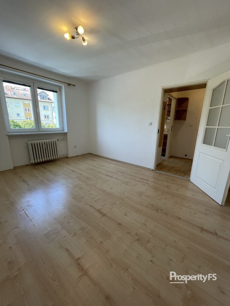 Pronájem prostorného bytu 2+1, 43 m2 – Stochov – J. A. Komenského