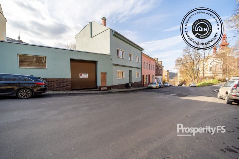 Rodinný dům se třemi bytovými jednotkami a komerčním prostorem 2+kk, 3+1 a 4+1- Ústí nad Labem