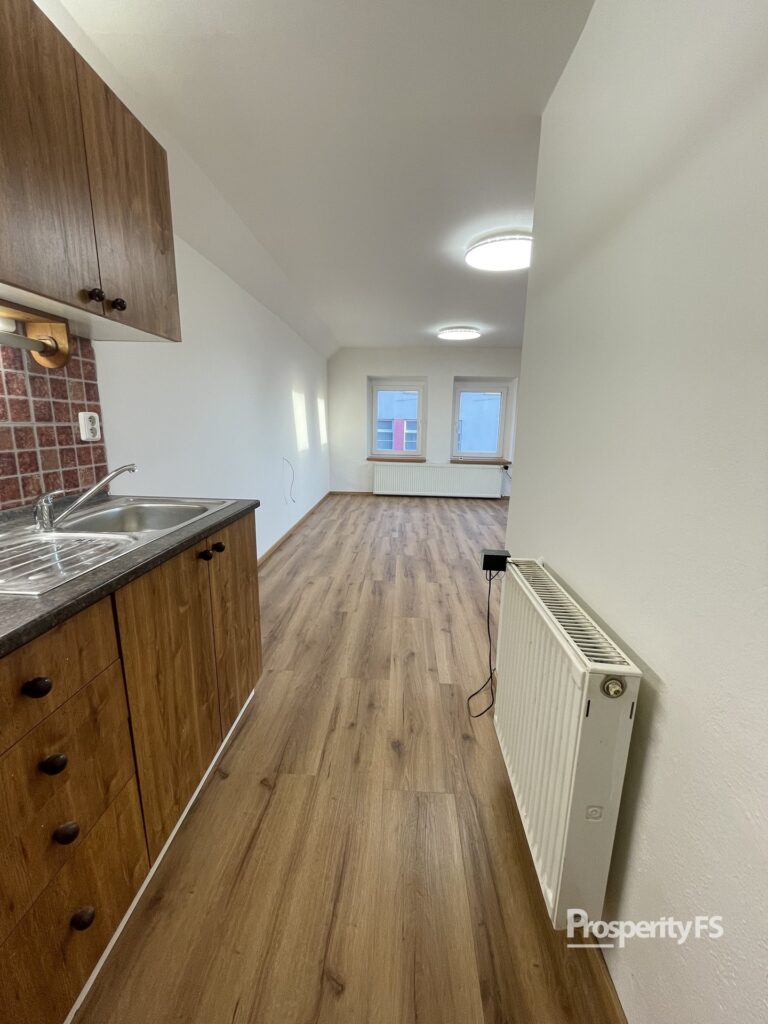 Pronájem světlého bytu 1+kk v rodinném domě, 35 m2 – Kladno – Kročehlavy