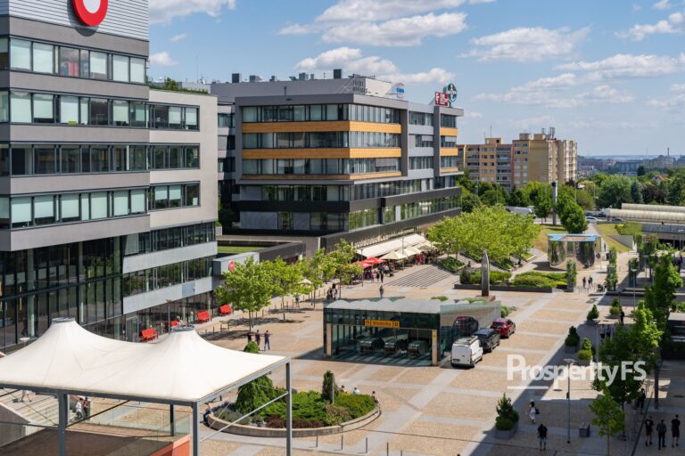 Pronájem bytu 2+kk, 62 m2 s prostornou lodžií a možností parkovacího stání