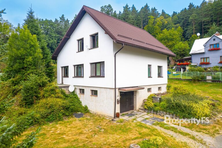 Prodej rodinného domu 250 m2, s pozemkem 1546 m2 – Janovice