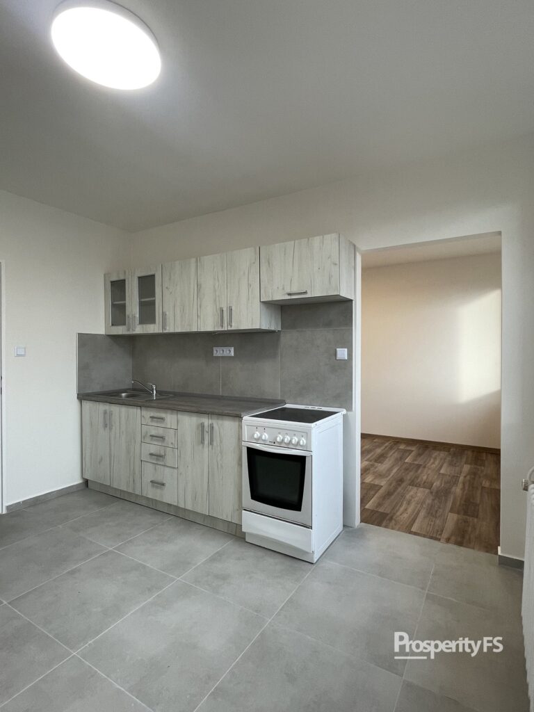 Pronájem 1+1 po kompletní rekonstrukci, 32m²(s oddělenou ložnicí) – Slaný, Bezručova