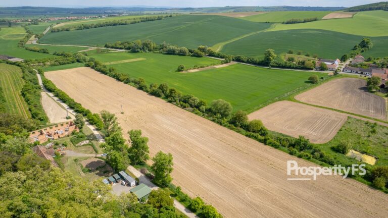 Prodej zastavitelné zemědělské půdy, 2&nbsp;110&nbsp;m² – Morkůvky