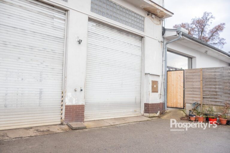 Pronájem skladu / plně vybavené dílny 50&nbsp;m² s&nbsp;400V elektřinou – Kladno, Rozdělov