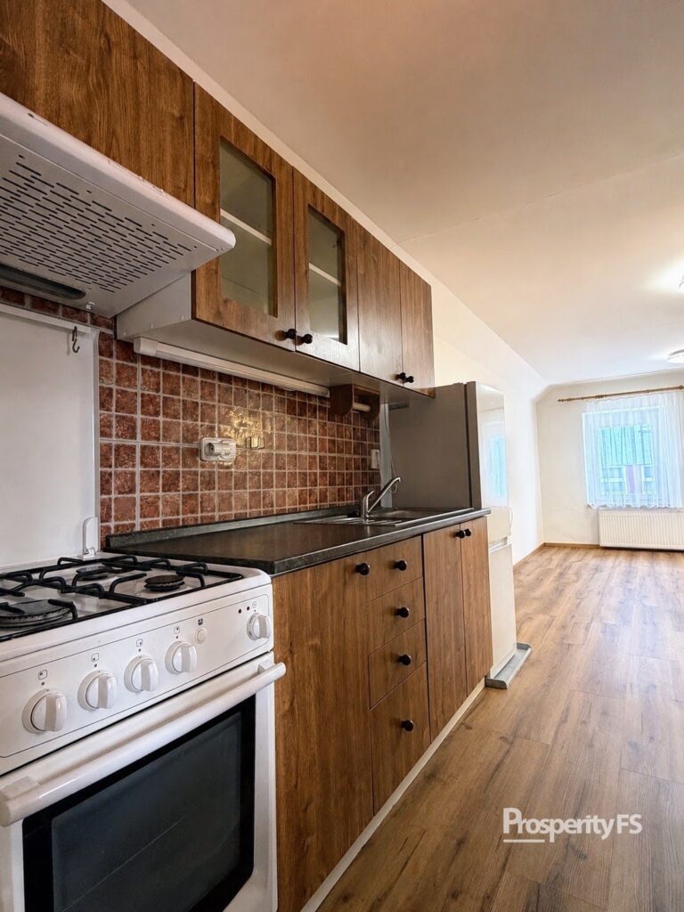 Pronájem světlého bytu 1+kk v&nbsp;rodinném domě, 35&nbsp;m² – Kladno, Kročehlavská