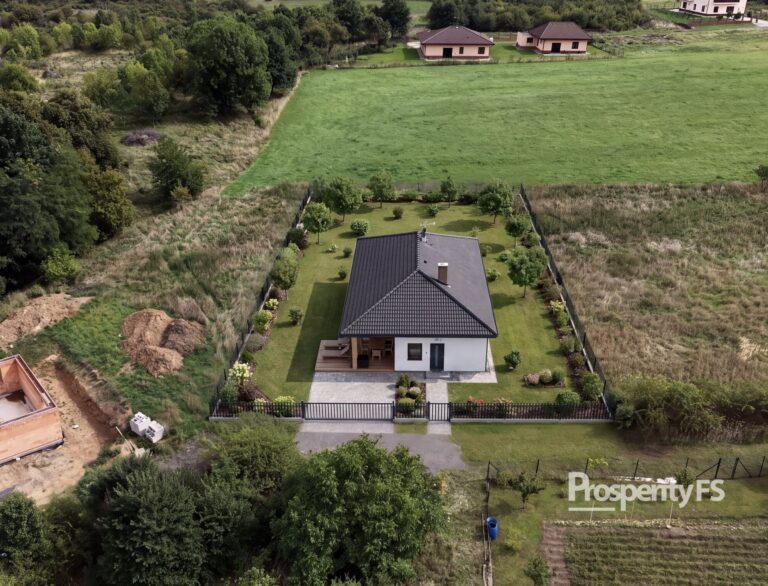 Prodej rodinného domu 4+kk na pozemku 1&nbsp;305 m², Modlany – Kvítkov